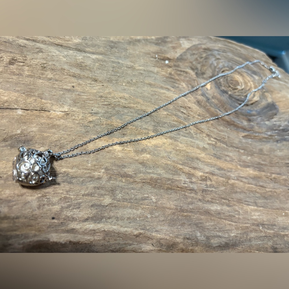 Elegant Silver Filigree Pendant Necklace - Picture 4 of 5